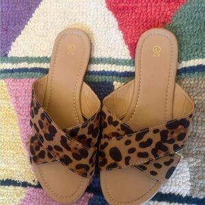 Like new size 8/9 Women’s Leopard Print Slide Sandals. Go with everything.summer